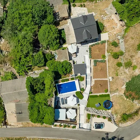 فيلة Greystone - House