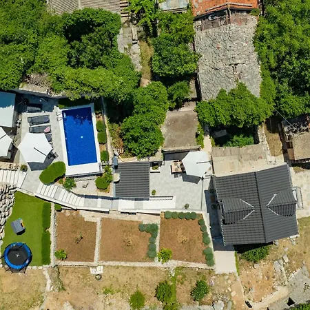فيلة Greystone - House