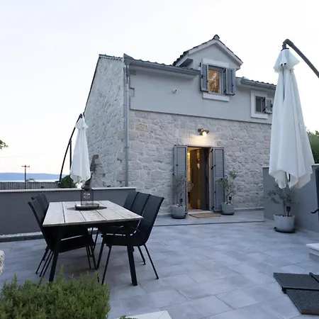 فيلة Greystone - House