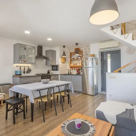 Greystone - House * بودغورا