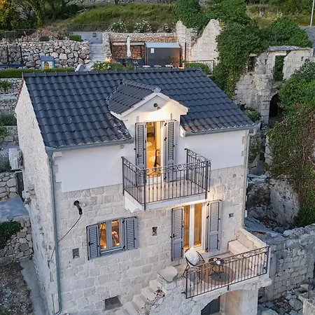 فيلة Greystone - House