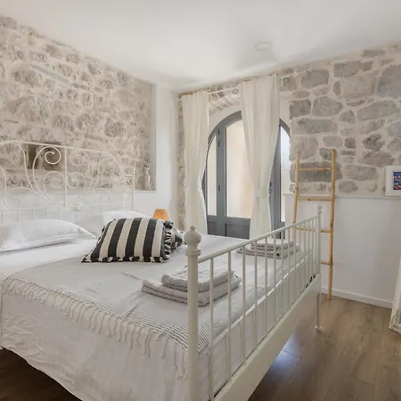 Greystone - House * بودغورا