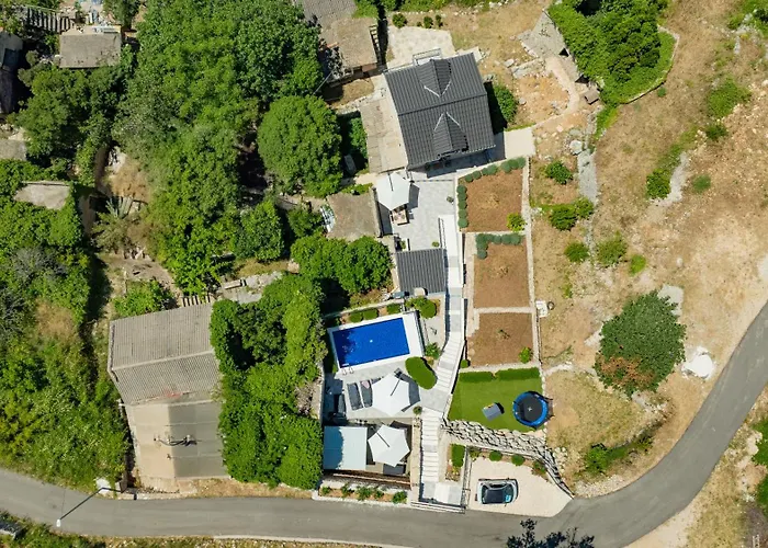 فيلة Greystone - House