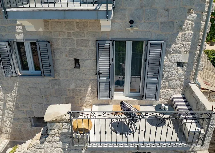 فيلة Greystone - House