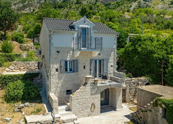 فيلة Greystone - House
