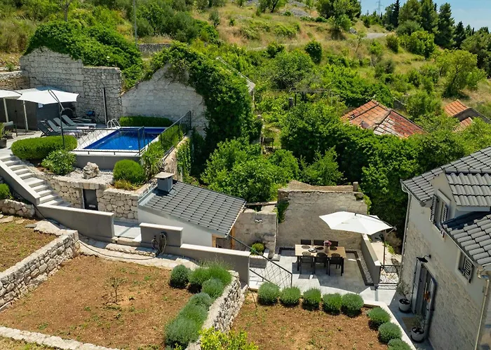 فيلة Greystone - House