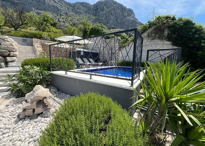 فيلة Greystone - House
