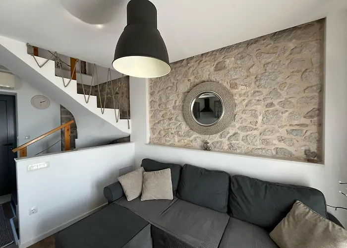 فيلة Greystone - House